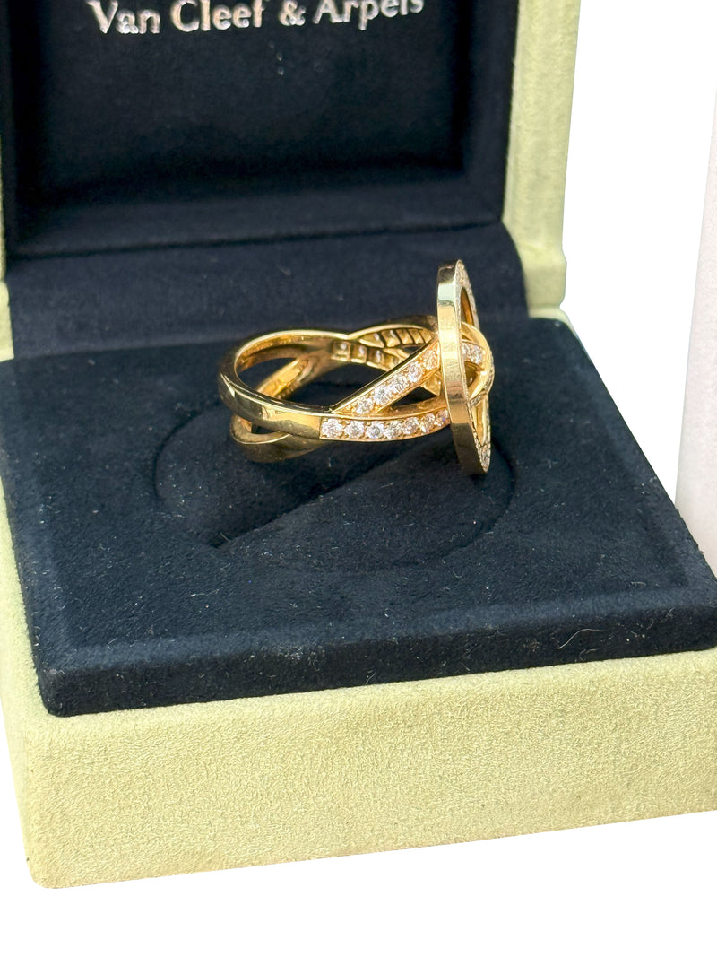 Van Cleef & Arpels Boutonnière Button Ring in Yellow Gold and Diamonds