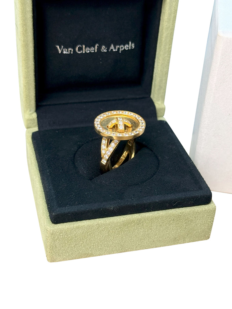 Van Cleef & Arpels Boutonnière Button Ring in Yellow Gold and Diamonds