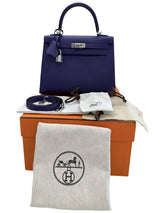 Hermès Kelly Sellier 25 purple Epsom leather handbag with palladium hardware, shoulder strap and padlock.