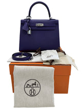 Hermès Kelly Sellier 25 purple Epsom leather handbag with palladium hardware, shoulder strap and padlock.