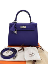 Hermès Kelly Sellier 25 purple Epsom leather handbag with palladium hardware, shoulder strap and padlock.