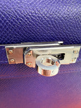 Hermès Kelly Sellier 25 purple Epsom leather texture and palladium-tone turn-lock clasp close-up.