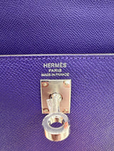 Close-up of purple Epsom leather on the Hermès Kelly Sellier 25 Handbag